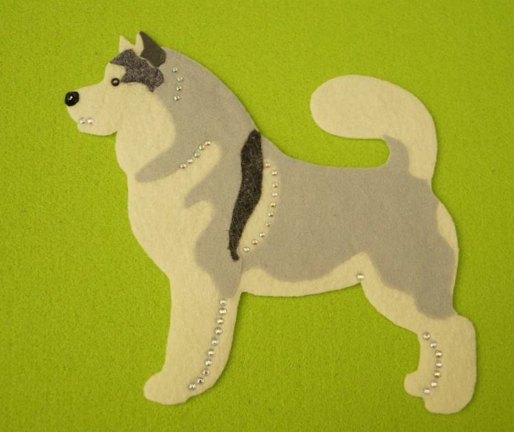 Alaskan Malamute szaro-kremowy aplikacja filcowa.jpg