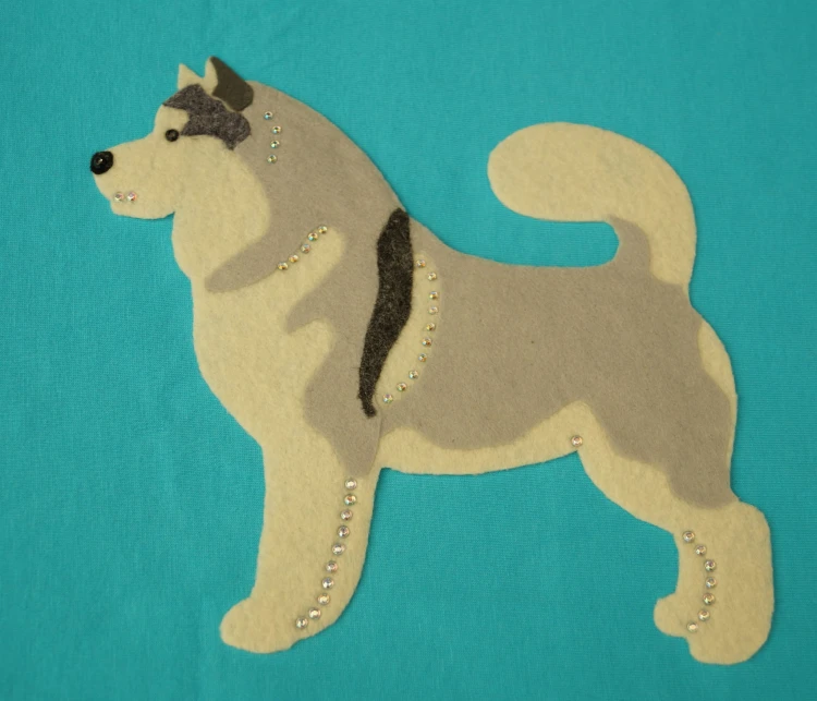 Alaskan Malamute szaro-kremowy aplikacja filcowa.jpg