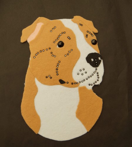 American Staffordshire Terrier płowo biały aplikacja filcowa.jpg