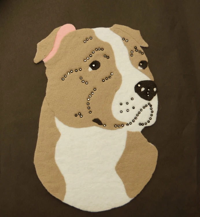American Staffordshire Terrier szaro-biały aplikacja filcowa.jpg