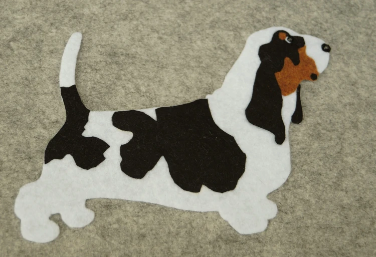 Basset Hound aplikacja filcowa bez diamentów na koszulce.jpg