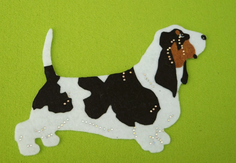 Basset Hound aplikacja filcowa biało czarny na koszulce.jpg