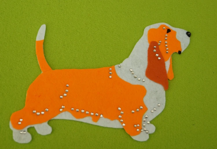 Basset Hound aplikacja filcowa biało-pomarańczowy na koszulce.jpg