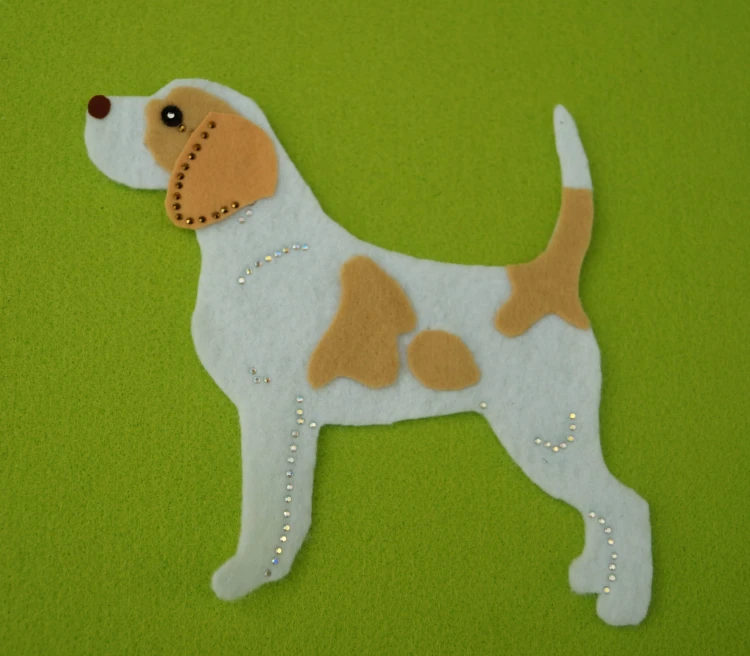 beagle biało płowy filc.jpg