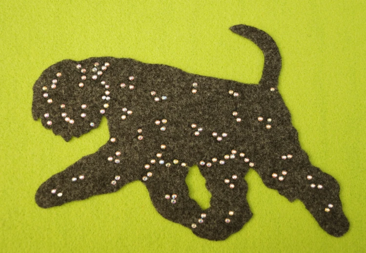 Bouvier des Flandres aplikacja filcowa ciemno-szary.jpg