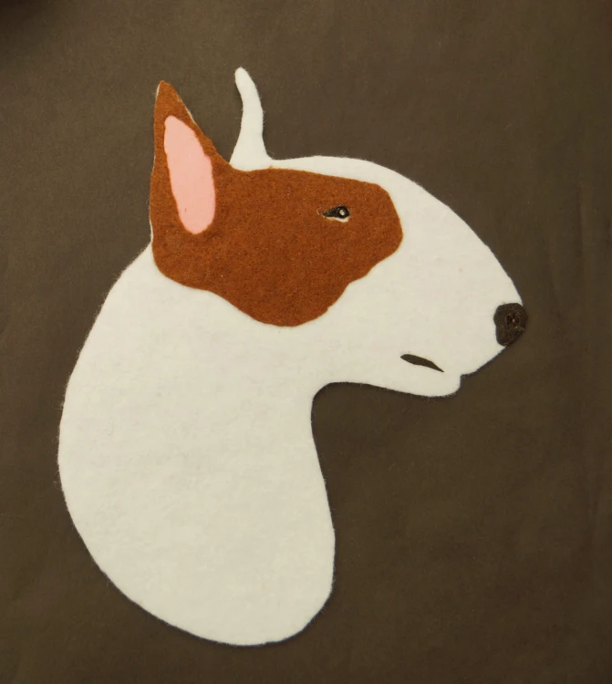 Bullterrier biało brązowy aplikacja filcowa na koszulce.jpg
