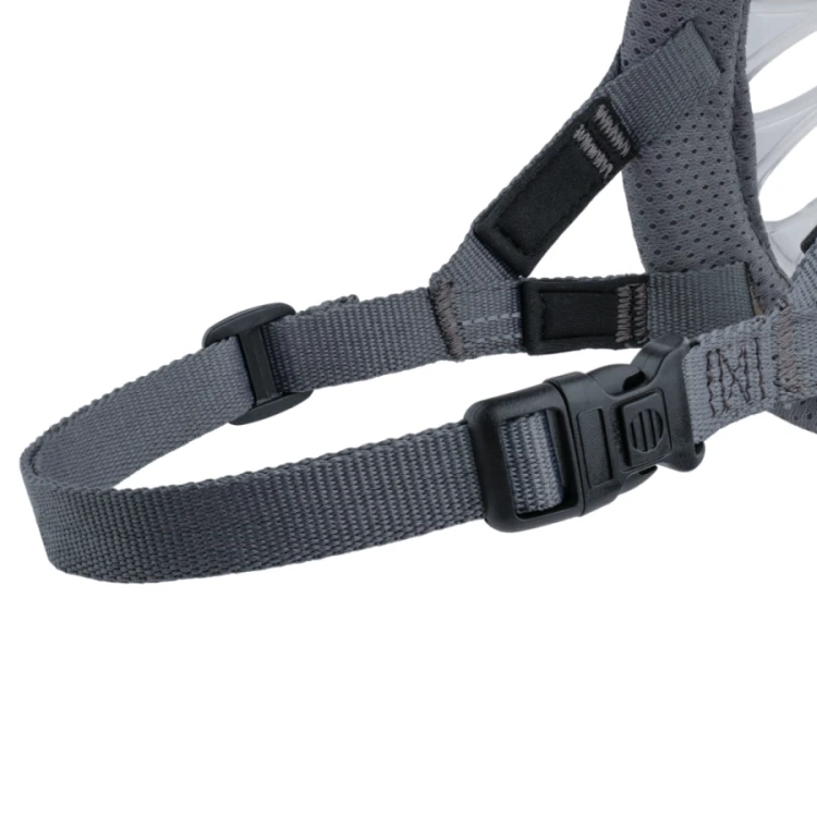 3_INVISA_Neck_Strap_and_Buckle_Close-up.png